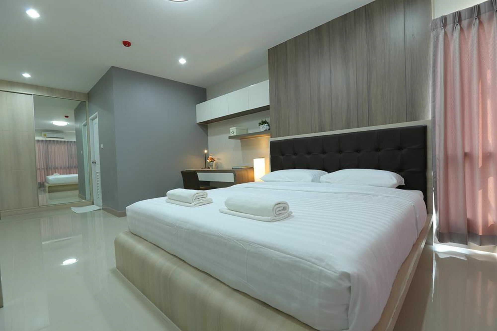 Central Place Serviced Apartment Angsila Chonburi Eksteriør billede